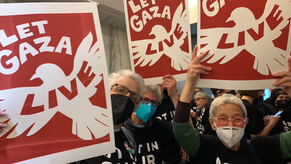 IfNotNowOrg's tweet photo. WOW. #JewsForCeasefire have taken over the Oakland Federal Building.

We’re here to demand our leaders call for an immediate ceasefire, including an end to the massacre and siege on Gaza and an exchange of all hostages.

We’re sitting in until they act. @JVPBayArea @IfNotNow_Bay https://t.co/tuizHrzUtz
