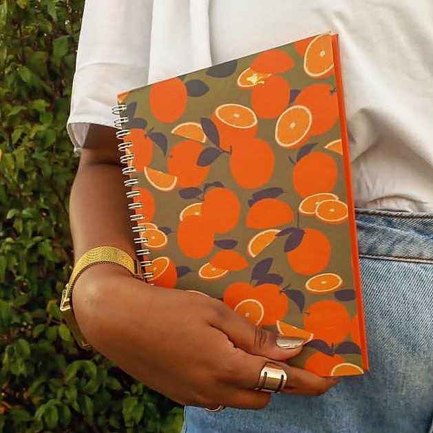 estudioretinto's tweet photo. mais laranja, menos laranjada...

CADERNO CITRUS
• 21x15cm • 50 folhas • capa dura com laminação  fosca • encadernação com wire-o • miolo em papel pólen 90g • https://t.co/V2c7U6Xyfz