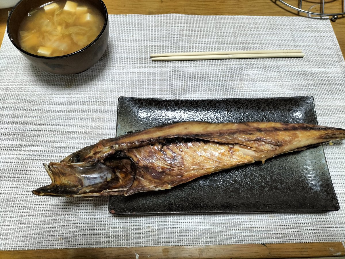 kazuyasou's tweet photo. おはようございます(^^)今日の札幌はとうとう積もりました！ちなみに下のはサバの一夜干しです!やたらデカイ!
＃いまそら #札幌 #サバ https://t.co/JBWSknRgct