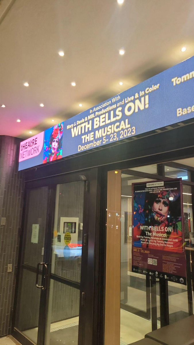 Day 1 was a glamorous success! Seeing myself on The Roxy Theatre marquee is a surreal experience! Really feeling like the luckiest Queen in Canada 💚❤️