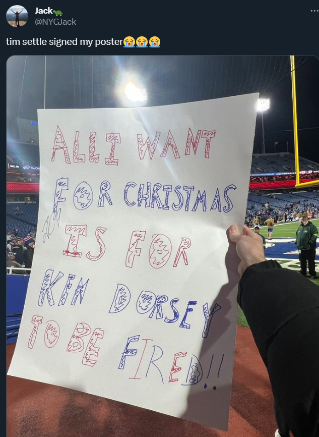 NFL_DovKleiman's tweet photo. A fan showed up to the #Bills game with a "All I want for Christmas is for Ken Dorsey to be fired!" sign and #Bills DT Tim Settle apparently signed it, via @NYGJack  

Ken Dorsey is the Bills offensive coordinator.. https://t.co/nQii0ZT2XW