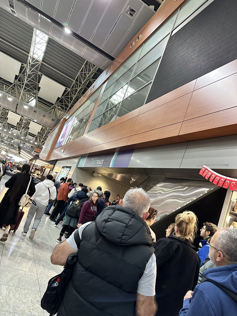 Adı fast track ama gerçekler kuyruk..
SAW’dan uçacaklar min 3,5-4 saat önce gelin. 25 euro öde rezil ol üstüne <a href="/SabihaGokcen/">Sabiha Gökçen Airport</a>