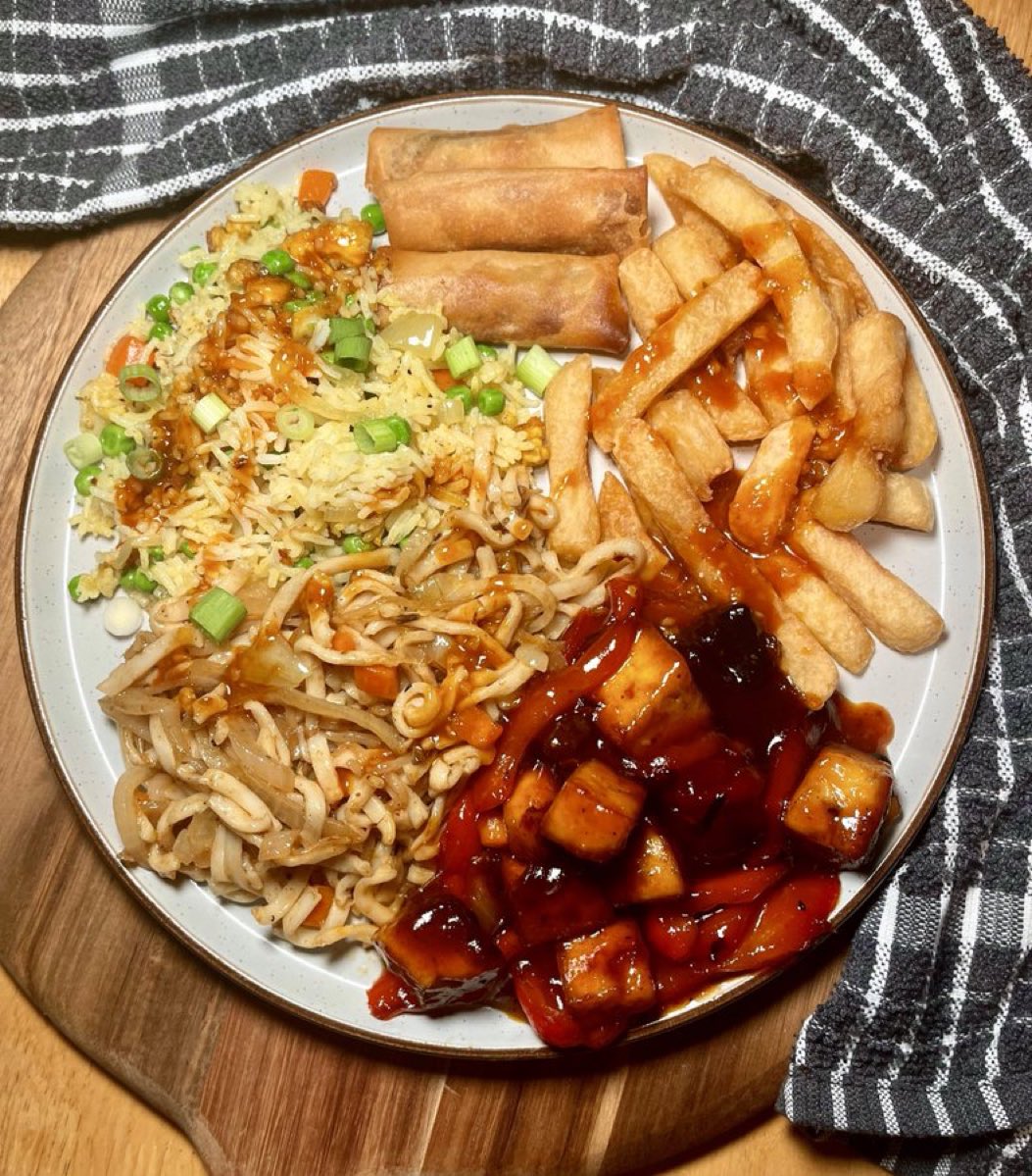 🥡 Homemade Chinese Fakeaway 🥡

Tofu fried rice, beansprout and onion chow mein, vegetable spring rolls, chips, sweet and sour tofu and a chinese bbq sauce 🤩 
#vegan #veganfood #chinesetakeaway #StormDebi