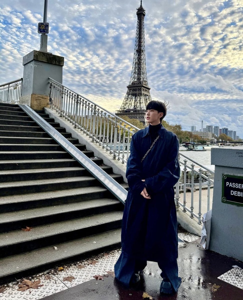 shua_enthusiast's tweet photo. hoshi in paris 🖤 love the locations he chose and it still can see the eiffel tower ><

#호시 #HOSHI https://t.co/zL2QylYCH2