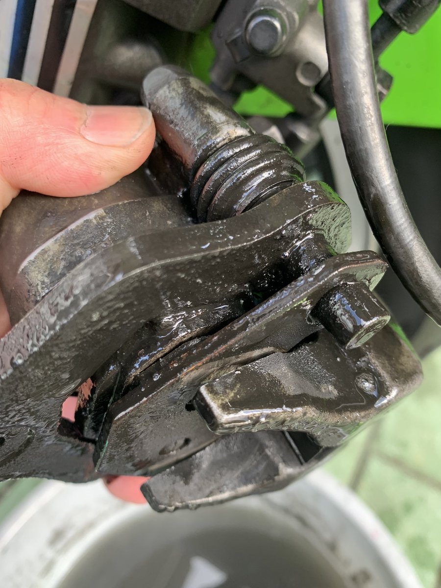 kr250hiro's tweet image. 何か重い？フロントキャリパー引きずり
発覚！😇
DIYで分解掃除めんどい💦やだら汚ね〜🤣笑　とりあえず復活した！😆

＃kr250