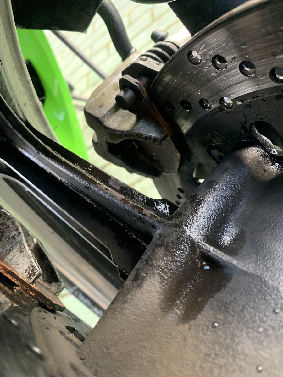 kr250hiro's tweet image. 何か重い？フロントキャリパー引きずり
発覚！😇
DIYで分解掃除めんどい💦やだら汚ね〜🤣笑　とりあえず復活した！😆

＃kr250