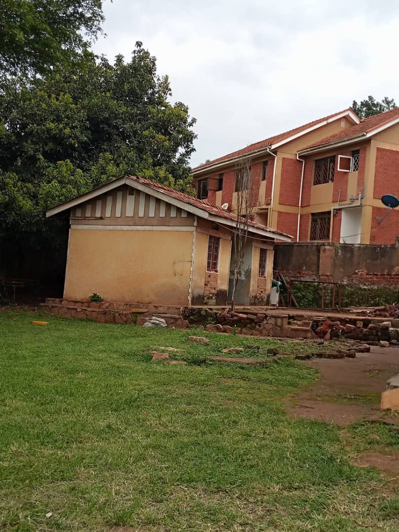 KPAestates's tweet photo. Prime property for sale!

Mutungo hill

Plot size: 23 decimals 

Floor space: 3800sqft

Needs a gut renovation or re-development!

Purchase Price: 600m ugx

Zoning:
Spec Residential & Condos

Nearest transit routes include Bugolobi, Port Bell Road , Luzira , Kitintale & Mbuya

+256 708 732 104