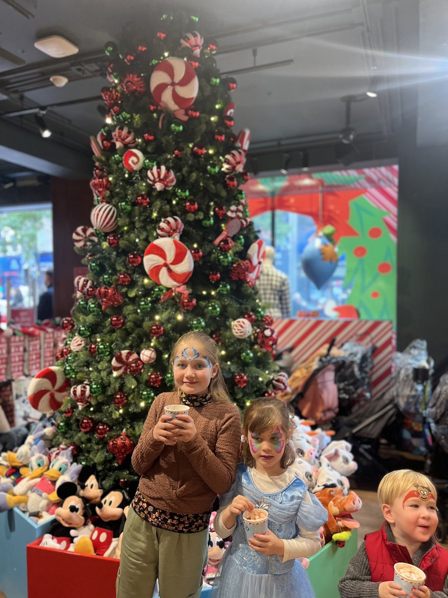 Gorgeous morning getting Christmassy at @shopDisney! Huge thanks to <a href="/markcollinspr/">MCPR</a> ❤️ 🎄