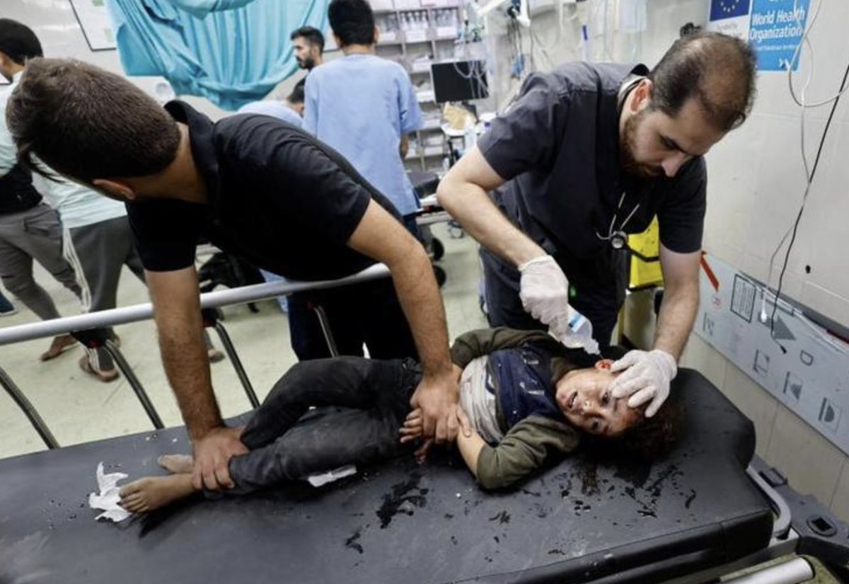 mikelayestaran's tweet photo. Hilo del día 39 de guerra en #Gaza

1- #Israel y #Hamas convierten el hospital de Al-Shifa en un infierno

Los combates a las puertas del principal centro sanitario de la Franja mantienen cercadas a más de 2.000 personas, de ellas 650 pacientes, cuya evacuación es imposible

vía @elcorreo_com 
foto @Reuters 

https://t.co/Z8dI46PA19