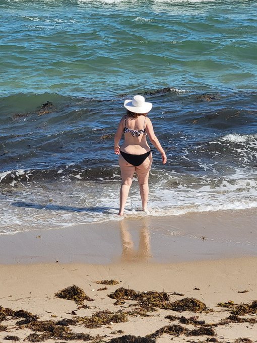 Saturday, in Florida, I hung out on the beach.  ⛱️  It was so nice and relaxing.  https://t.co/2sQH8znQ0g<a href="/tag/vacation"class="tags"><span>#vacation</span></a><a href="/tag/florida"class="tags"><span>#florida</span></a><a href="/tag/redhead"class="tags"><span>#redhead</span></a>