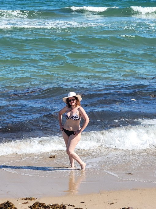 Saturday, in Florida, I hung out on the beach.  ⛱️  It was so nice and relaxing.  https://t.co/2sQH8znQ0g<a href="/tag/vacation"class="tags"><span>#vacation</span></a><a href="/tag/florida"class="tags"><span>#florida</span></a><a href="/tag/redhead"class="tags"><span>#redhead</span></a>