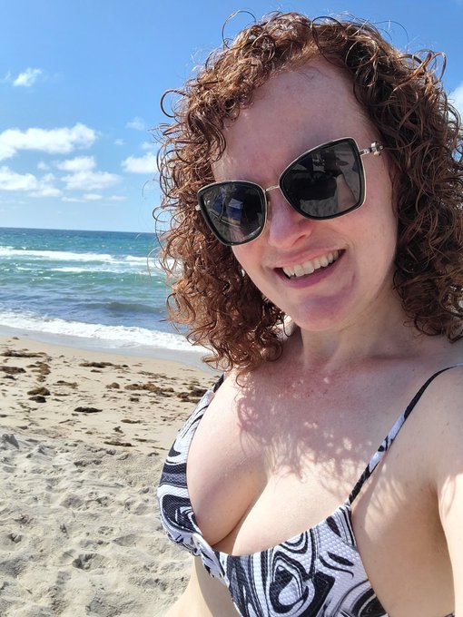Saturday, in Florida, I hung out on the beach.  ⛱️  It was so nice and relaxing.  https://t.co/2sQH8znQ0g<a href="/tag/vacation"class="tags"><span>#vacation</span></a><a href="/tag/florida"class="tags"><span>#florida</span></a><a href="/tag/redhead"class="tags"><span>#redhead</span></a>