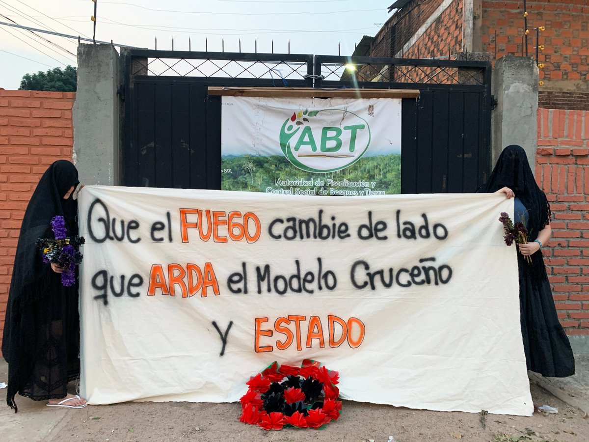MujeresTerritoY's tweet photo. ¡Que el fuego cambie de lado. Que Arda el Modelo Económico Cruceño y el Estado!

Que mueran sus redes de poder, que mueran sus dinámicas de despojo, que muera su progreso que destruye. 

¡Basta de silencio, todos son cómplices del modelo de destrucción ecocida! https://t.co/FqH7BuHTvf