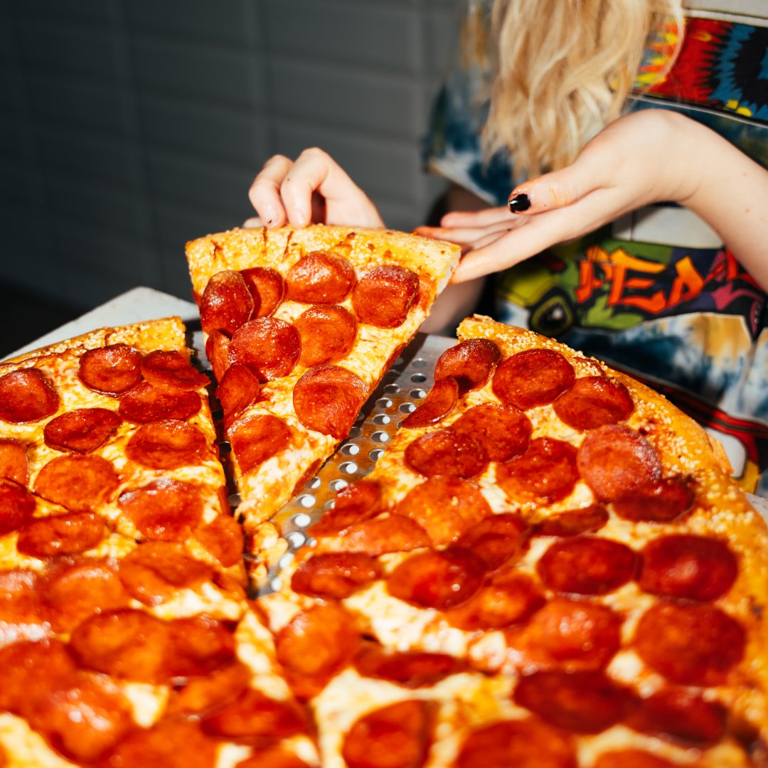 🍕🔥 Introducing 'PepperoniZ'

#MegabitePizza #Pepperoni #VancouverEats #megabite #mymegabite #nystyle #pizza #vancouver #vancouverfood #vancouverfoodie #vancity #vancityeats #bc #pizzatime #pizzalover #handmade #pizzeria #dailyhivefood #vancouverpizza