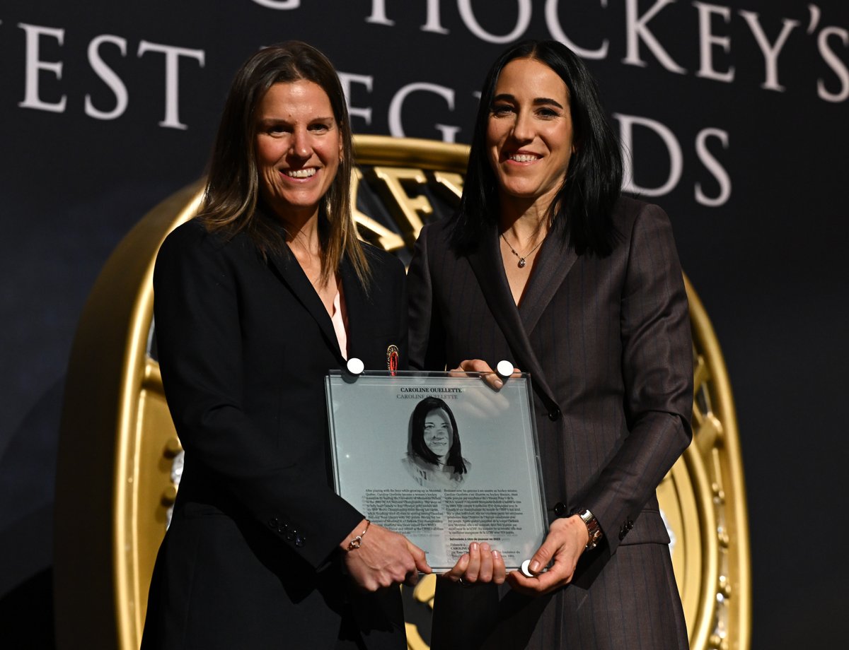 Welcome to the Hockey Hall of Fame Caroline Ouellette! Caroline receives her Honoured Member plaque from Kim St-Pierre #HHOF2020. #HHOF2023 | #HHOF |📸 Matthew Manor/HHOF