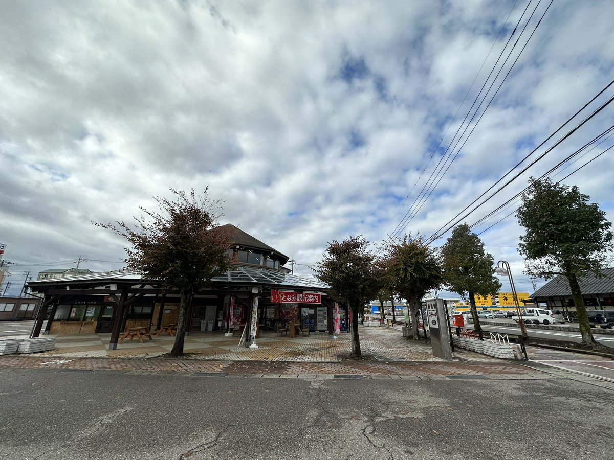 道の駅　砺波　748/1208 道路を挟んで物産館側と観光協会側とでは　駐車場の車　違うな