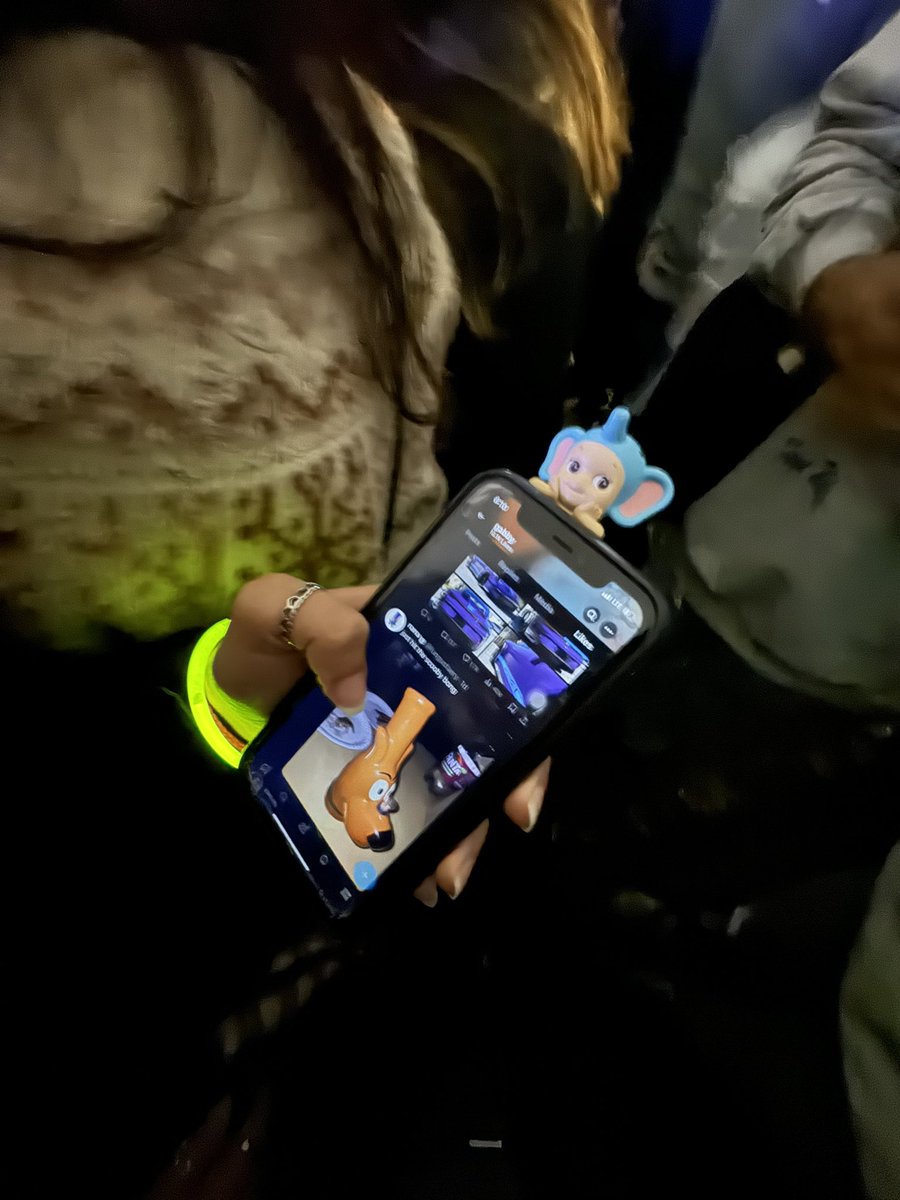 DRACULAURlTA's tweet image. She going through her bf’s likes at the Faye Webster concert