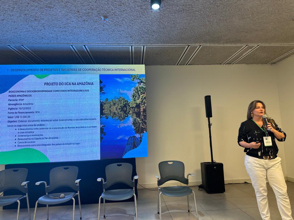 CCostaIICA's tweet photo. Apresentação da Iniciativa e Aliança Amazônica @IICAnoticias aos Secretários de Agricultura, Fazenda, MeioAmbiente e Institutos de Terra durante encontro do @ConsorcioAmazo1, Manaus, em debate sobre Sist. Alimentares e Mudanças Climáticas, com Rep.Gabriel Delgado e Caio Rocha. https://t.co/yChrd95qjh