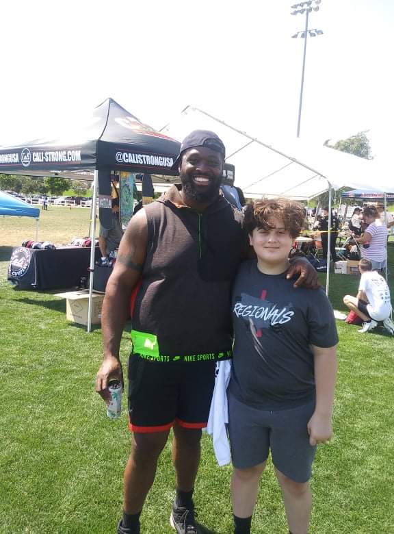 JuiceWood09's tweet photo. This photo was taken in 2019 (I think), after a camp workout with @T_Armstead72. Great guy. Glad he's @MiamiDolphins now. https://t.co/6Em4qGSAOs
