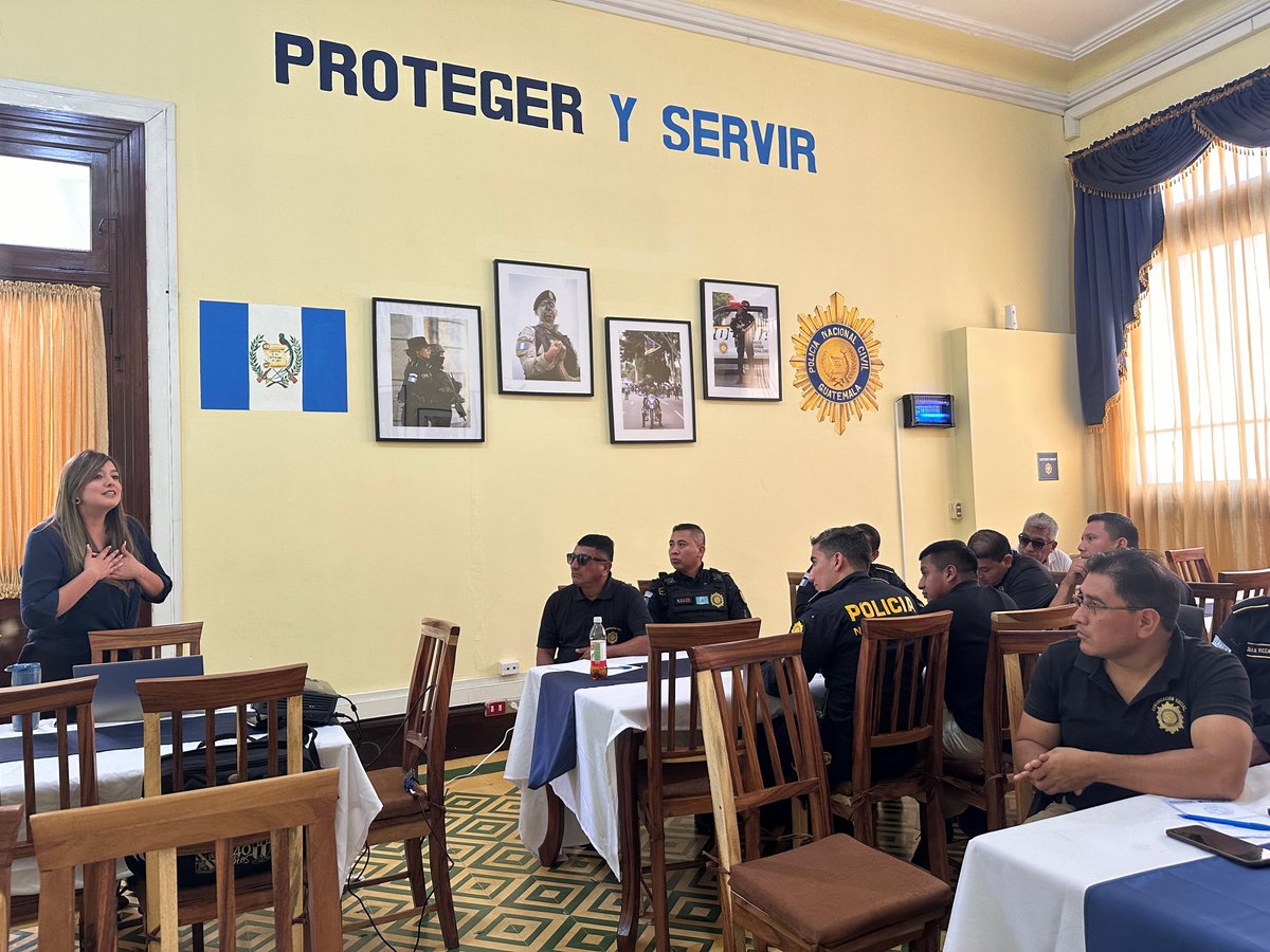 TuPistaGt's tweet photo. El entrenamiento en comunicación efectiva a miembros de @PNCdeGuatemala continuó hoy. Gracias a @CarolQtv por compartir tanto conocimiento y experiencia.

#ProtegeryServir #CrimeStoppers https://t.co/QVQKmAehh5
