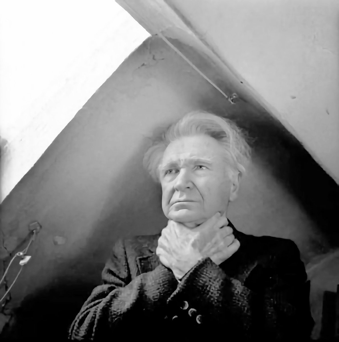 Sul piano spirituale, chi è in buona salute è condannato.

La profondità è monopolio di coloro che hanno sofferto. 

EMIL CIORAN
(da un'intervista del 1988 riportata in Conversazioni con Cioran
di Sylvie Jaudeau, trad. di L. Carra, Guanda, 1993)