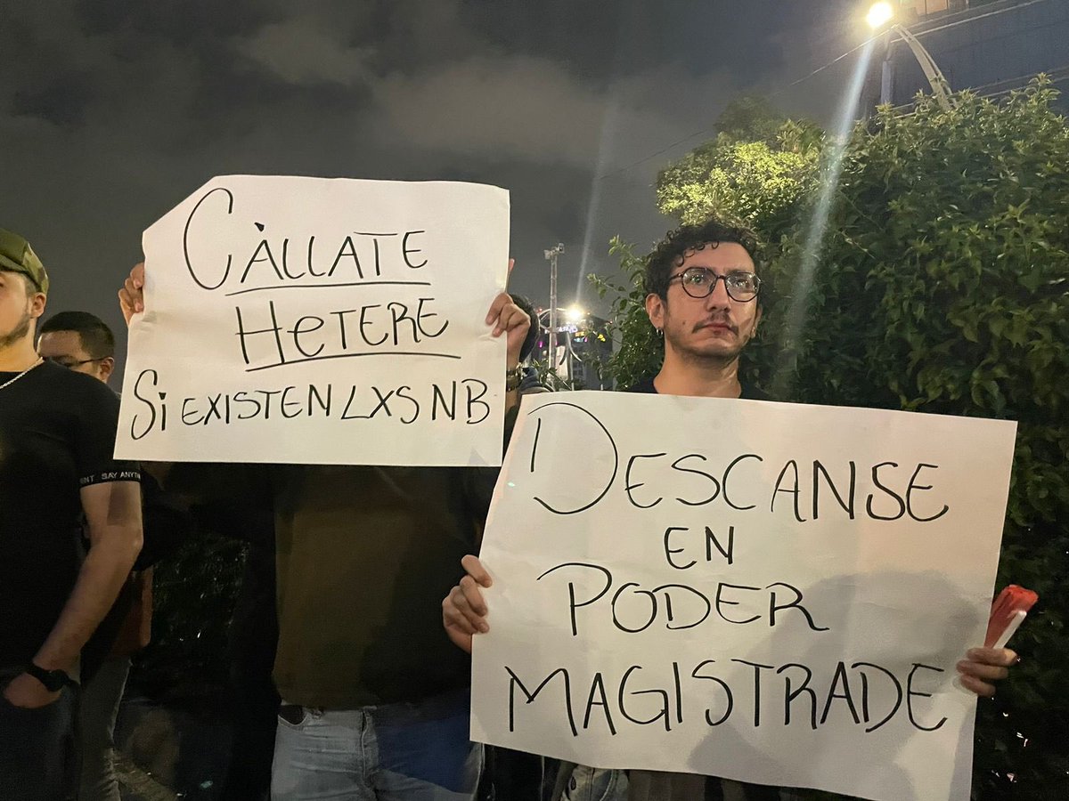 Adela_Micha's tweet image. Jóvenes al grito de “El no binario no es imaginario” y “Crimen pasional, mentira nacional”, protestan por el fallecimiento de le magistrade Ociel Baena