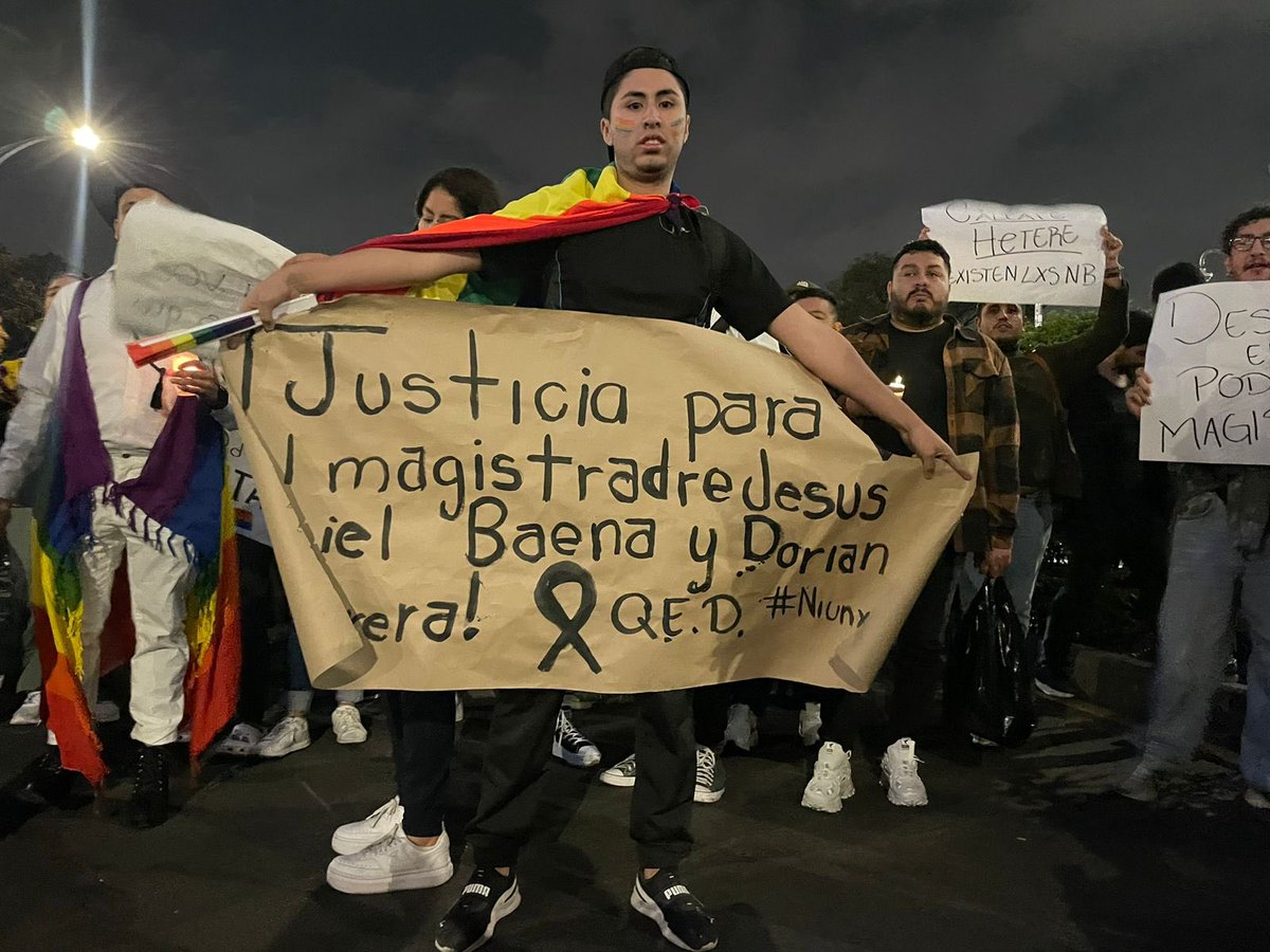 Adela_Micha's tweet image. Jóvenes al grito de “El no binario no es imaginario” y “Crimen pasional, mentira nacional”, protestan por el fallecimiento de le magistrade Ociel Baena