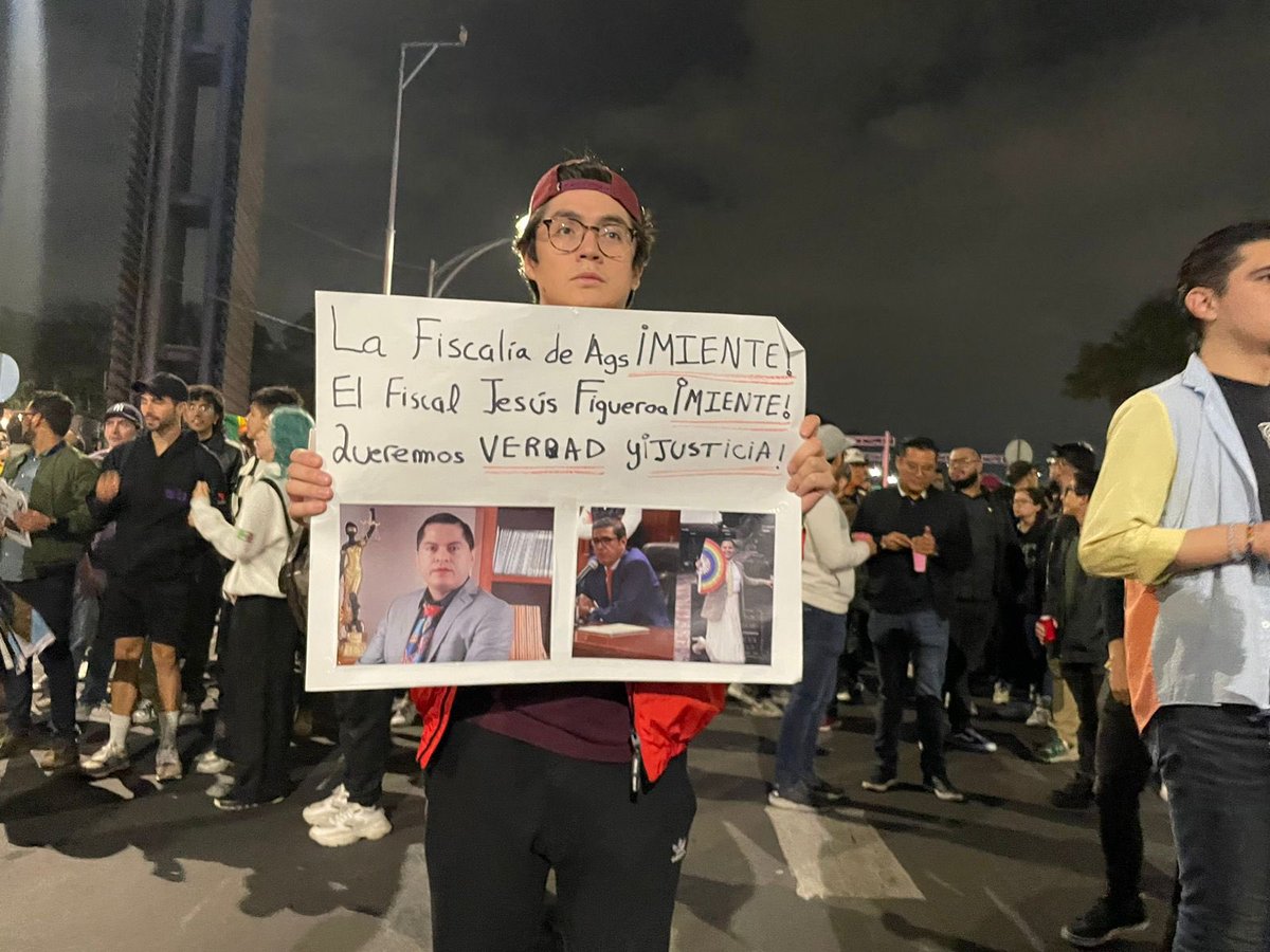 Adela_Micha's tweet image. Jóvenes al grito de “El no binario no es imaginario” y “Crimen pasional, mentira nacional”, protestan por el fallecimiento de le magistrade Ociel Baena