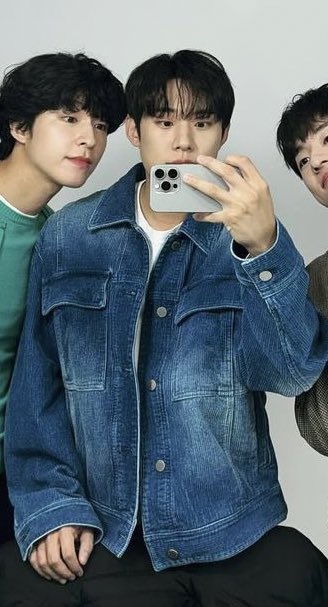 malrang_218's tweet photo. 진자 얼굴이 작은건지 폰이큰건지 미취겟네 https://t.co/36FshXSYRA