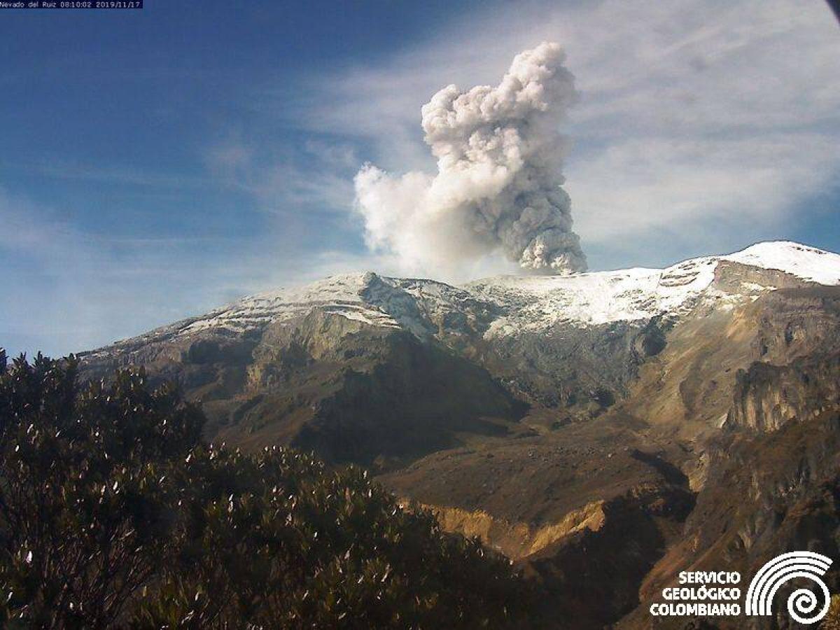 El 13 de noviembre de 1985, después de 69 años de inactividad, el volcán Nevado del Ruiz despertó ocasionando la mayor tragedia de la historia colombiana: la destrucción de Armero. 

Hay una historia extraña relacionada con Armero y que es poco conocida, #VaHilo 🧵🪡