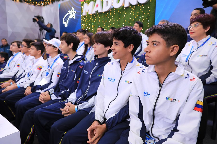 Venezuela además de ser independiente en lo político y lo económico, también lo será en la ciencia, la tecnología y el conocimiento. Los venezolanos y las venezolanas debemos ser capaces de crear cosas con nuestro propio ingenio y esfuerzo. ¡Vamos Juntos!