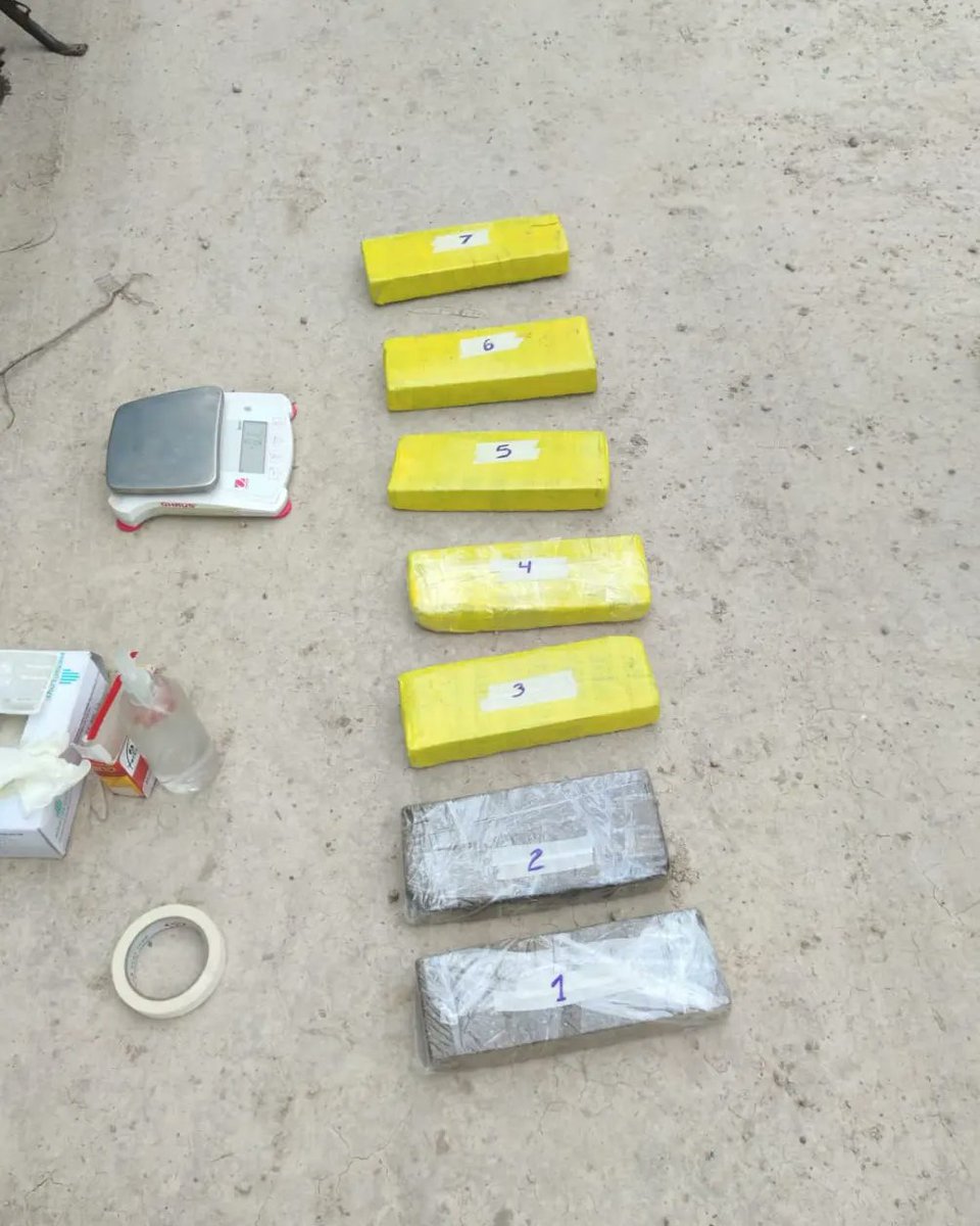 subnarcocrimen's tweet photo. #Narcocrimen 📍Localidad Clorinda ➡️ Se evitó la fracción y comercialización de más de 18 mil cigarrillos de marihuana tras un operativo preventivo positivo, impactando de forma contundente y efectiva sobre el negocio del narcocrimen.
Ver parte de prensa ⬇️ @insfran_gildo https://t.co/T981HsGnBk