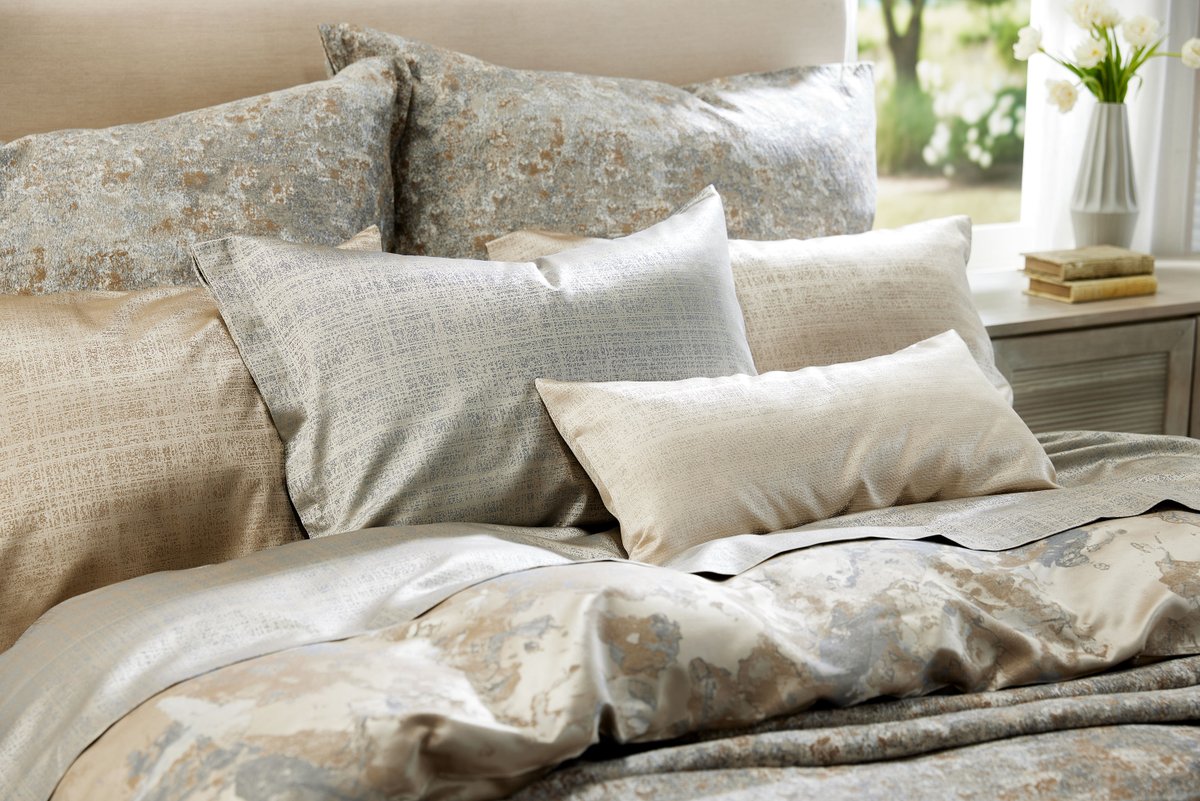 DefiningEleganc's tweet image. Transform your bedroom into a haven of sophistication with SDH Fine European Linens Senne Bedding. Immerse yourself in the abstract geometric design crafted from a blend of silk and cotton. 
#SDHBedding #DefiningEleganceDotCom #Bedding
definingelegance.com/sdh-senne-bedd…