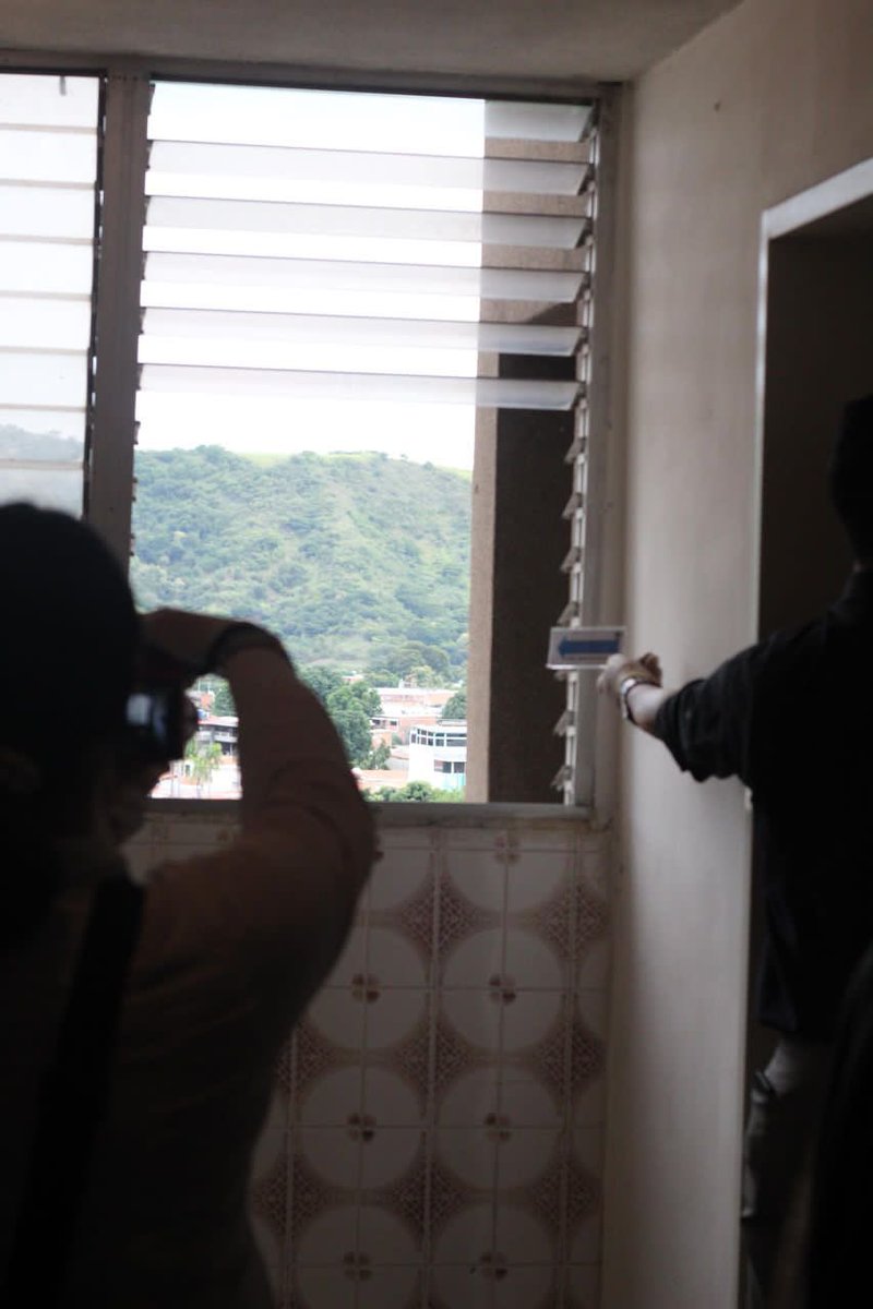 TarekWiliamSaab's tweet photo. #AHORA… El @MinpublicoVEN  bajo nuestra orientación #Avanza en las diligencias de #investigación del caso de Tirone Gonzalez "Canserbero"  y en ese sentido instruí trasladar al estado #Aragua: a un equipo #multidisciplinario conformado por miembros de la Dirección General de Protección de Derechos Humanos, Dirección General Contra Delitos Comunes y Dirección General de Apoyo a la Investigación Penal, en compañía de la Fiscalia Superior, para realizar:

1.- Abordaje al sitio del suceso.

2.- Inspección Técnica.

3.-  Levantamiento Planimétrico.

4.- Cálculo Físico de caída libre.

5.- Entrevistas a Testigos

6.- Reconocimiento técnico a evidencias de interés crimínalisticos, así como otras acciones de investigación de campo. 

Este martes me entrevisté con sus #familiares a los cuales les tomaremos las entrevistas de rigor