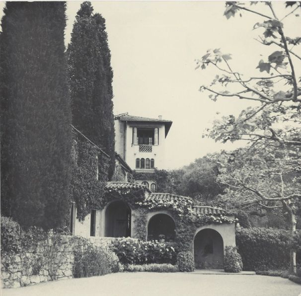 RealRoyalMail's tweet photo. "It has made such a difference having you come here and I want to thank you for all you have done for us both." Letter of Wallis Simpson, later the #DuchessofWindsor. She was staying in Villa Lou Viei, Cannes during the abdiction crisis in late 1936. https://t.co/LCyh5MgvQR https://t.co/lesuq1CQoF