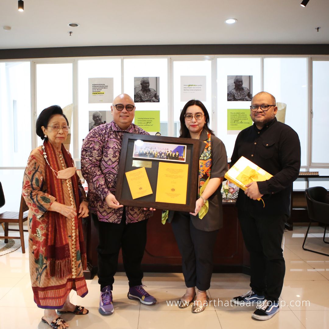 CEO Martha  Tilaar Group, Dr. Kilala Tilaar, menyerahkan disertasinya ke Ruang Belajar Alex Tilaar. Dr. Kilala berharap disertasi ini dapat koleksi RBAT yang bermanfaat bagi manfaat bagi siapapun yang  membutuhkan referensi. Baca selengkapnya di sini: shorturl.at/jzC09