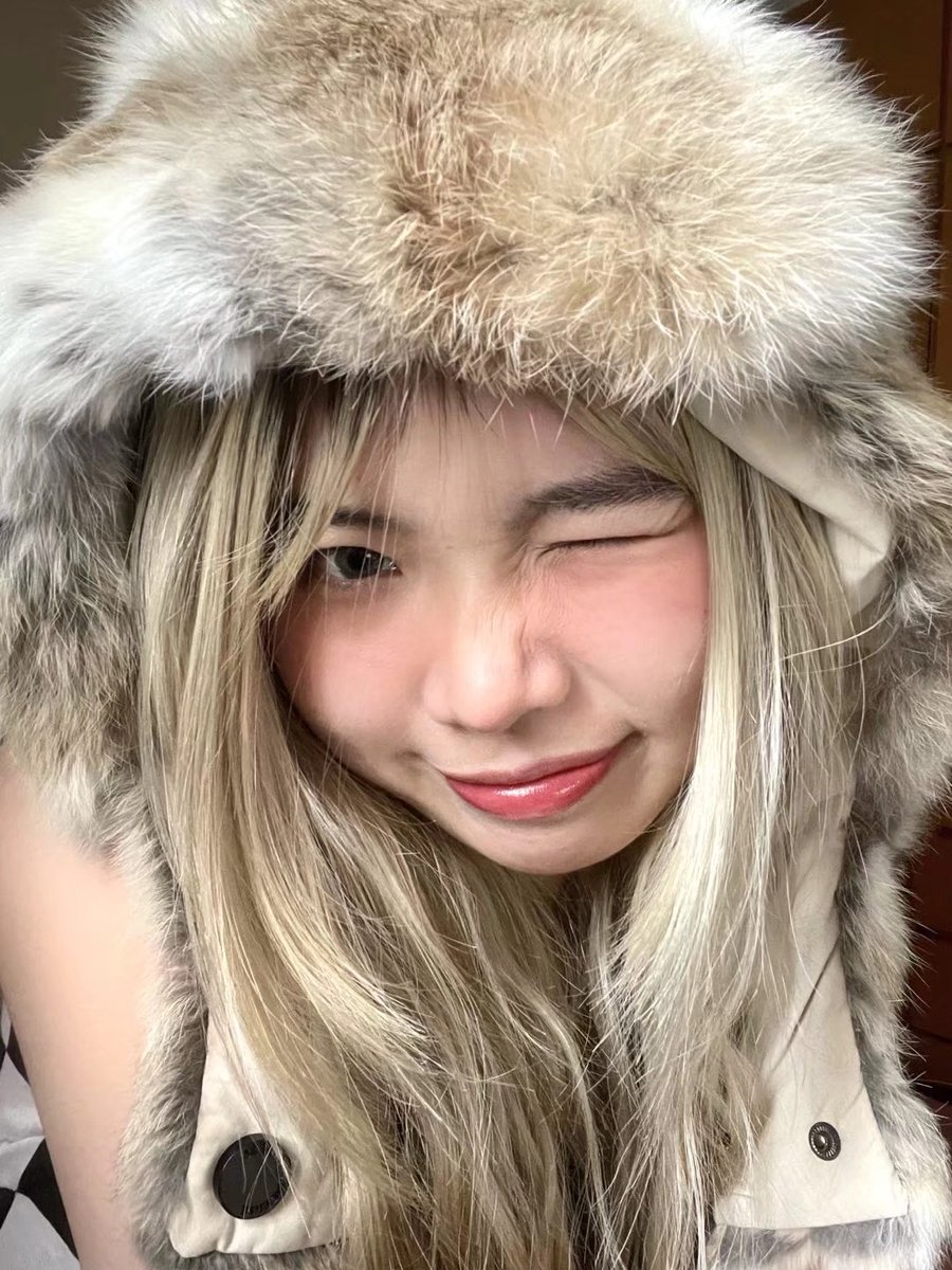 XxL1225's tweet photo. 好冷啊需要人抱 https://t.co/qPzXw9hbVd