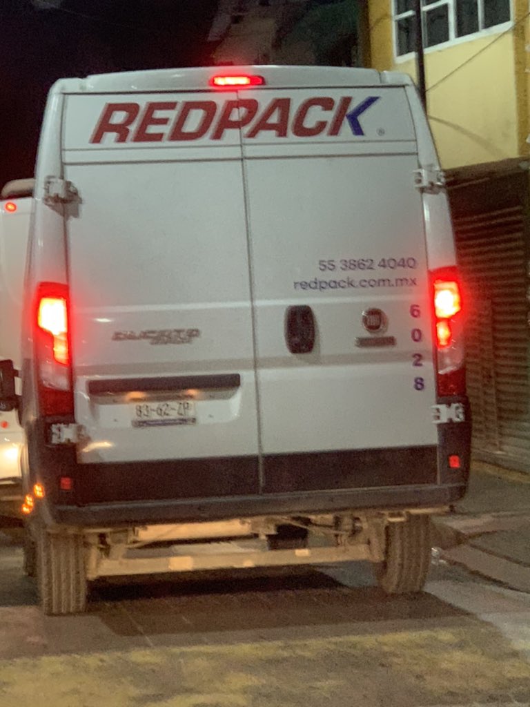 a_estefania_a's tweet photo. @REDPACK_mkt lunes 13 de noviembre a las 9.14, ocozocoautla de espinosa, Chiapas…está unidad a más de 80 en las calles del pueblo, volándose lo topes, rebasando por la derecha y aventando el coche…estos irresponsables son los que causan accidentes #PonganOrden https://t.co/HWFJSGspWD