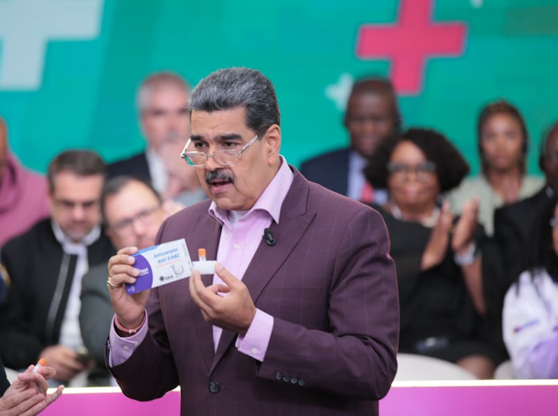 Gabrielasjr's tweet photo. El Presidente @NicolasMaduro
reconoce el trabajo de las científicas e investigadores de la Fundación IDEA, con orgullo hoy Venezuela conoce el 1er kit desarrollado por biotecnología para el diagnóstico de cáncer de mama. 

La investigación liderada por la Dra Marines Longart y el equipo de científicas Dra. Caridad Malavé, Dra. Noraida Zerpa, Lic. Carmen Yudith Neves, Lic. Manuel González, Lic. María Asiain, Lic. Miosotiz Palacio y Lic. Alejandro Montilla se materializa en una herramienta tecnológica nacional, cuyo uso estará destinado a los laboratorios de anatomía patológica del sistema de salud pública; para el procesamiento efectivo de las biopsias de tejido  mamario.

El cáncer de mama es uno de los más frecuentes en las mujeres a nivel mundial, contar con herramientas para el diagnóstico precoz es de vital importancia pues de él dependen las posibilidades de curación, que pueden ser del 98% si se detecta a tiempo. 

Superando las dificultades de las medidas coercitivas unilaterales, el talento nacional continúa impulsando soluciones propias.
 
Seguimos fomentando #CienciaParaLaVida #ElEsequiboX5EsVenezuela