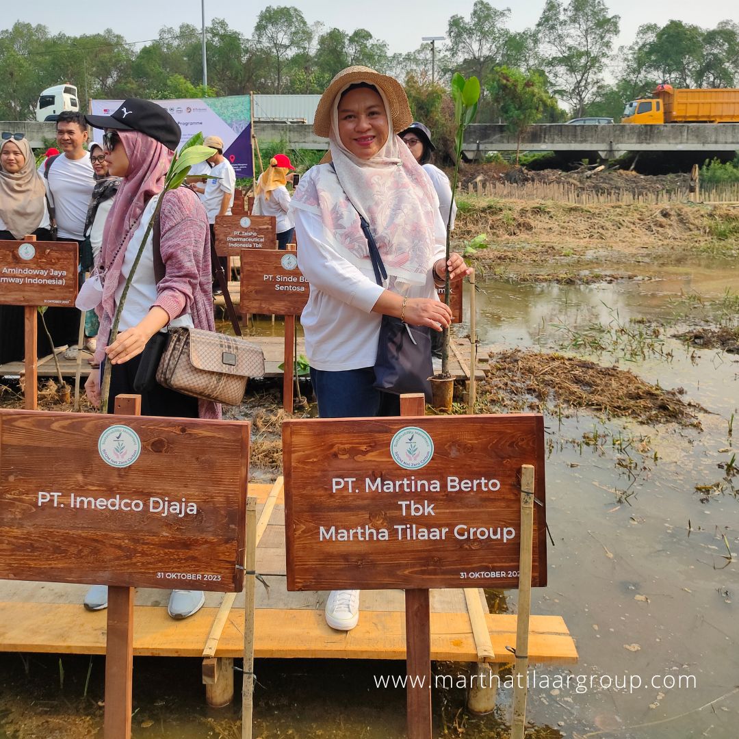 Berkolaborasi dengan BPOM, PT Martina Berto Tbk lewat Perkosmi berpartisipasi dalam  BPOM Zero Carbon Programme sbg bagian dari kegiatan CSR #MarthaTilaarGroup, dg melakukan penanaman bibit mangrove di beberapa lokasi. Informasi lengkap baca di sini: shorturl.at/mAGHR