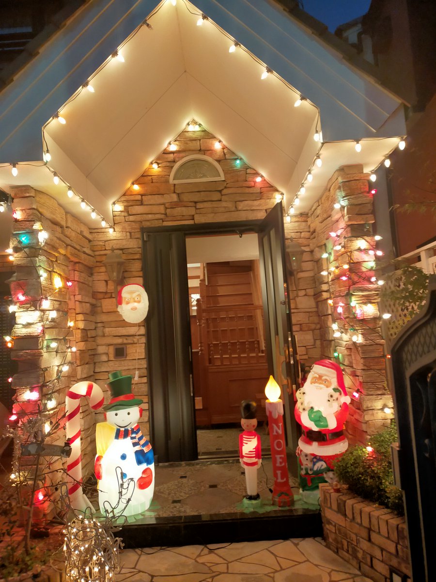 iotai5's tweet photo. クリスマス前の準備
けっこう切れてる電球があるから交換しないと・・ https://t.co/ptXQX0cGIw