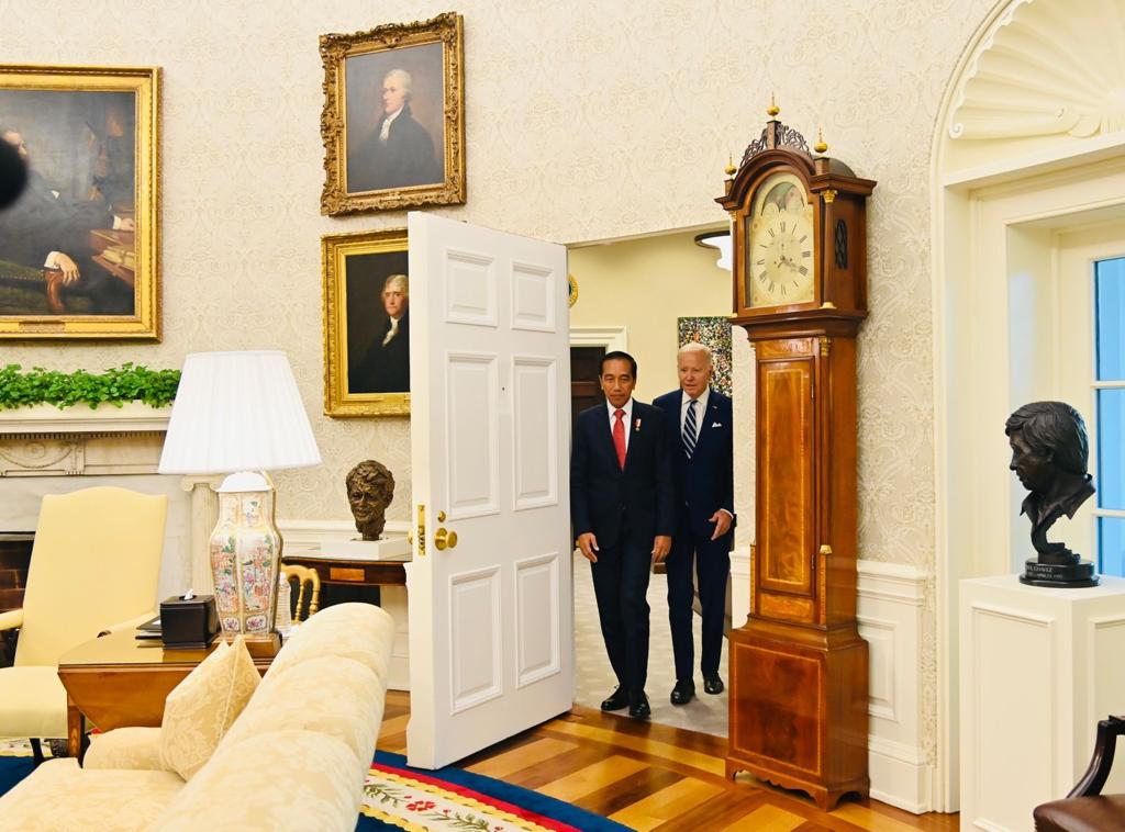 Saya tiba di Gedung Putih, Washington DC, selewat pukul empat sore hari Senin waktu setempat atau Selasa subuh WIB. Di depan West Wing Portico, Presiden Joe Biden sudah menunggu dan menyambut dengan hangat.

Kami kemudian melakukan pertemuan terbatas di ruang kerja Presiden Biden