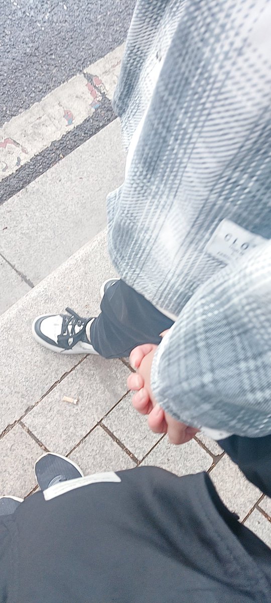 zmoxioki1's tweet photo. 嘛，很纯朴的一次见面嘛，没有任何掩饰与客套，有的只是两个孤独的灵魂短暂的相遇 https://t.co/9Lc4Q4H66B