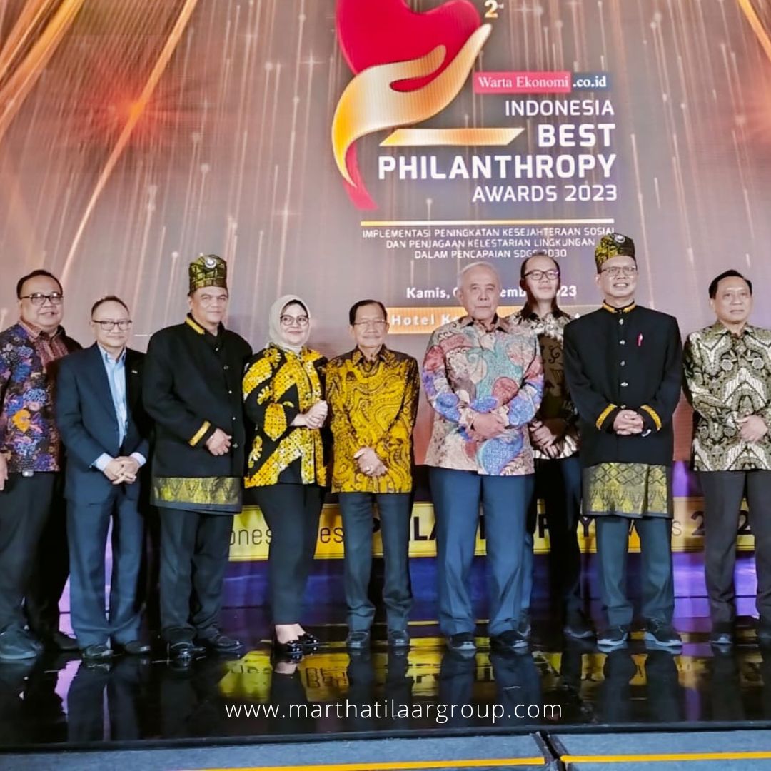 Bryan Tilaar,  Direktur Utama PT Martina Berto Tbk, mewakili Ibu DR. (H.C.) Martha  Tilaar, menerima Indonesia Best Philanthropy Awards 2023 for Commitment  to Empower Women and Preserve Local Culture. Baca berita lebih lengkap di sini: shorturl.at/bfL17