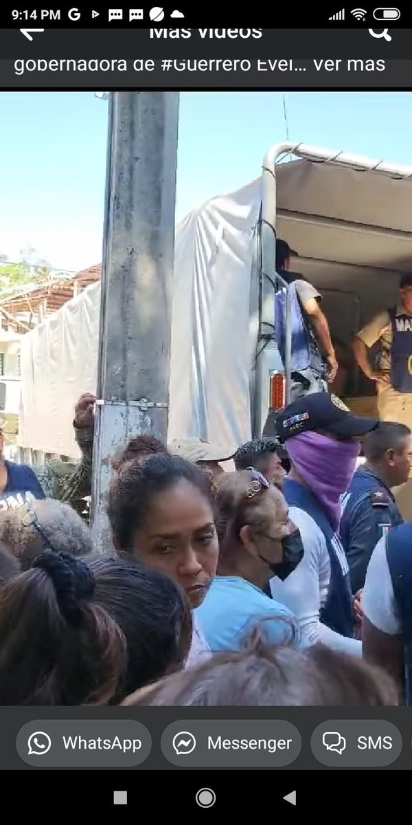 la_grenitas's tweet photo. Circula un vídeo donde mientras los Acapulqueños se acercaban desesperados alrededor del camión de la Marina esperando su despensa, la Diputada Yoloczin Domínguez (de M0RENA y cercana a Evelyn Salgado) sacó una lista y les dijo que las despensas no eran para ellos, nadamás para los de la lista que llevaba (gente de M0RENA) así de miserables son, no lo olviden en las urnas