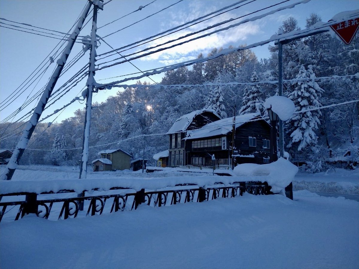 shotonbetsu's tweet photo. 事務局の杉山です。今朝の小頓別、旧丹波屋旅館です。
先週末のクラウドファンディング終了とともに雪が降り出し、ここまで積もってしまいました・・・
今後の建物調査を考えると、明日からの暖気で、一度雪が溶けてほしいと願うばかりです！
（写真撮影：小倉さん） https://t.co/UJkIE7N05B