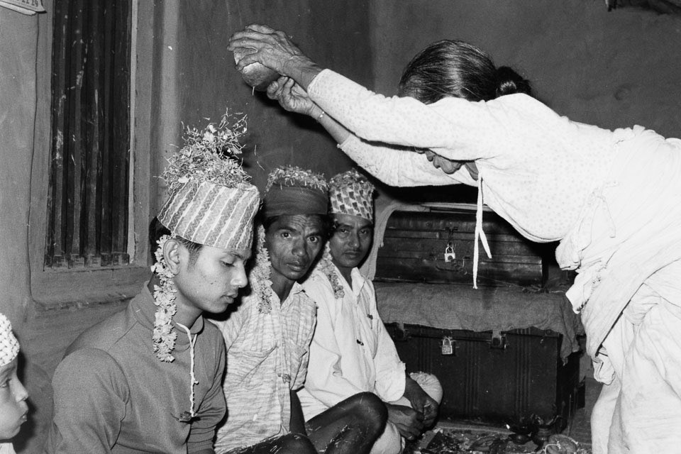 archiveofnepal's tweet image. नेपाल सम्वत ११४४ न्हूदँया भिन्तुना | Happy New Year - #NepalSambat 1144 | नेपाल सम्वत ११४४ को शुभकामना

#Newar family celebrating #MhaPuja:
1967 Kathmandu 📸 Joe &amp;amp; Sue Hammerman
1970 Lamjung: 📸 Keith Cunningham

Img: #peacecorpsnepal via @archiveofnepal
#tihar #archive #culture