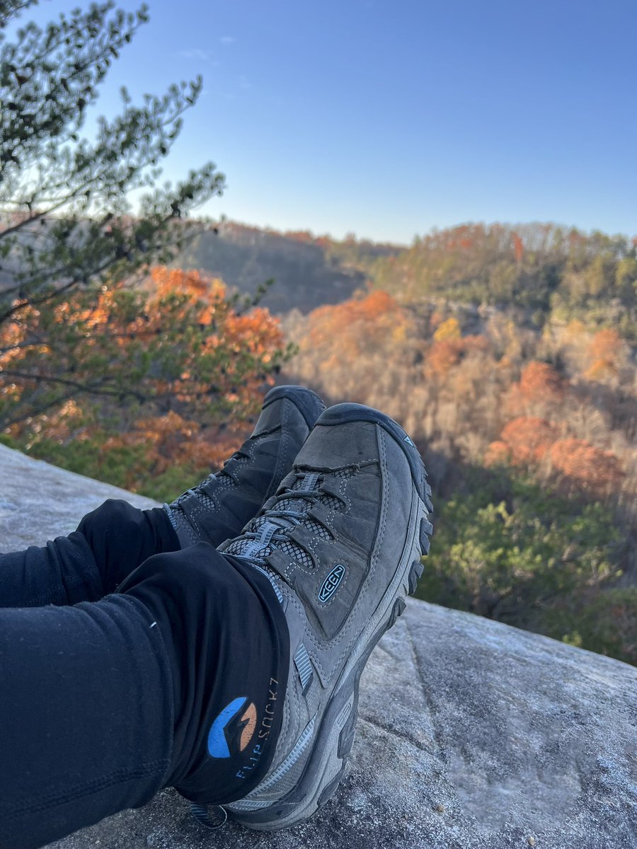 Backpacking in Red River Gorge and staying warm and keeping the debris out with @flipsockz !
