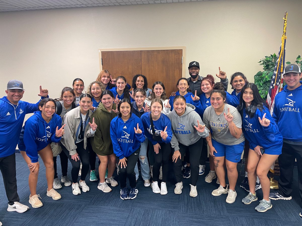 TAMUKSB's tweet photo. Our Softball Program is building more than just Softball skills …. We are building well rounded quality women for tomorrow .
“World Kindness Day “
We are Texas AM University Kingsville !!!!
#LogHogs #javelinasoftball #javelinanation https://t.co/bEcuXcaOBn