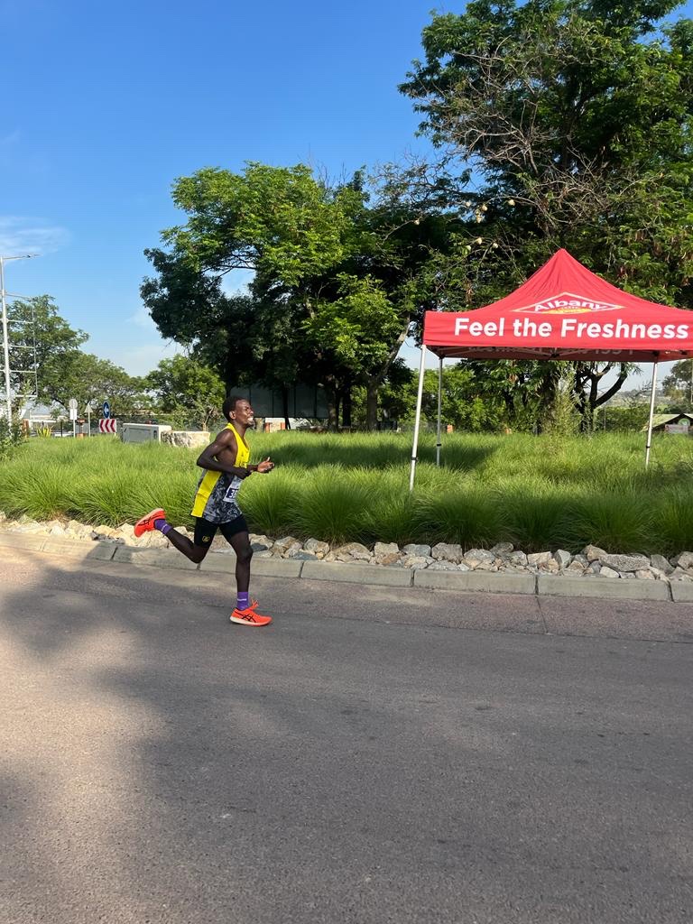 ChillieRunners's tweet image. A huge congrats to our 10km speedy male champs! 🏆👏 
1. Gladwin Mzazi - 00:32:03 
2. Mokaedi Pheko - 00:32:58 
3. Mvelo Mxolisi - 00:33:50 dominated the 10km with impressive times – a true inspiration to all! 🏁⏱️ 

#RaceWinners #ChillieRunners10km